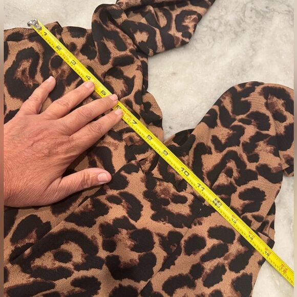 Leopard Print Crisscross Plunging Neck Belted
Romper Jumpsuit. Size 8 / 10 - Picture 9 of 12